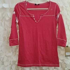 MV Sport quarter length sleeve top